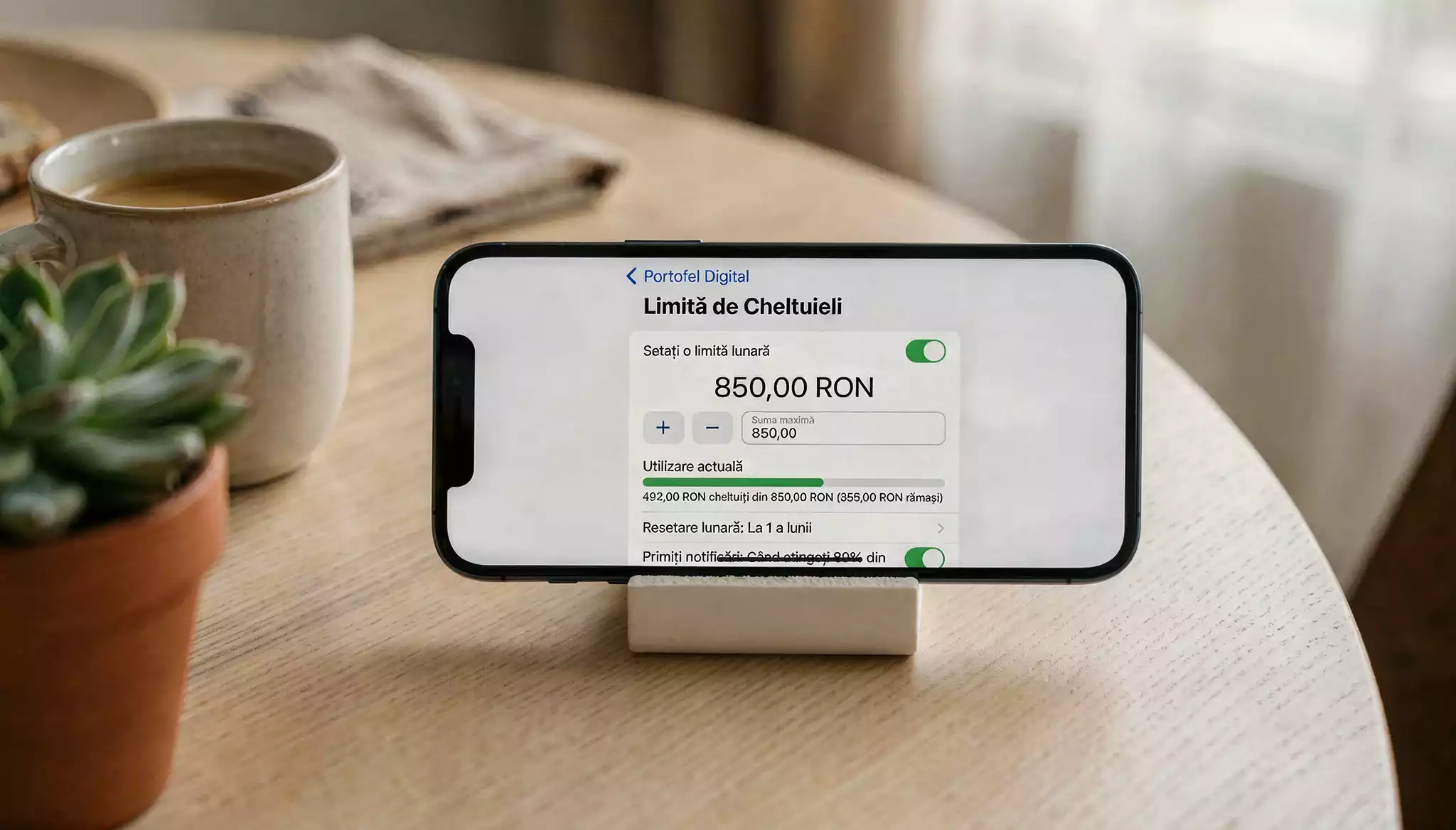 Telefon mobil cu setarile de limite de cheltuieli ale unui portofel electronic pe un fundal calm