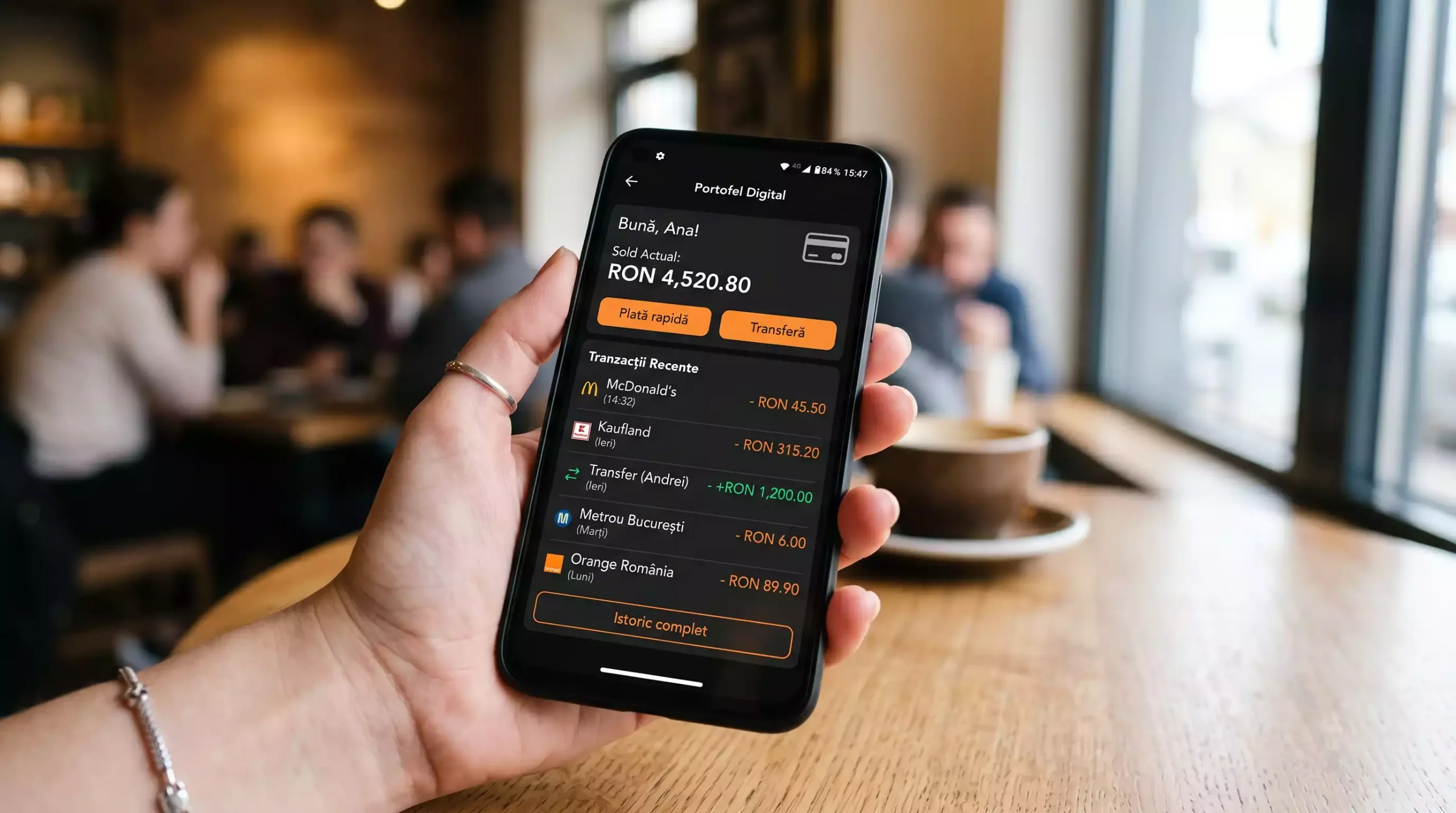 Aplicația Mobila Neteller pentru Pariuri - Funcții și Securitate Mana care tine un telefon cu aplicatia mobila a unui portofel electronic deschisa pe ecranul principal Gestionează Plățile la Pariuri Direct din Aplicația Neteller România are o penetrare a internetului de 88% din populație - 16,79 milioane de utilizatori, conform datelor disponibile - și o densitate a conexiunilor mobile de 143,7% din populație. În acest context, aplicația mobila Neteller nu este un "nice to have" - este instrumentul principal prin care majoritatea pariorilor gestionează depunerile și retragerile. Am trecut de la a folosi site-ul Neteller pe desktop la aplicația mobila acum câțiva ani și nu m-am mai intors. Aplicația este disponibila atât pe iOS cât și pe Android, gratuita, și oferă acces complet la toate funcționalitățile contului Neteller. Ce m-a convins să fac tranzitia a fost un moment simplu: eram într-un parc, urmaream un meci pe telefon și am vrut să depun rapid la operator. Pe desktop ar fi insemnat să deschid un laptop, să ma conectez la WiFi, să accesez site-ul. Pe aplicație, am deschis Neteller, m-am autentificat cu amprenta și am depus în 20 de secunde. Ce Poți Face din Aplicația Mobila Neteller Aplicația replica complet functionalitatea site-ului web, cu o interfața optimizata pentru ecranul telefonului. Poți alimenta contul de pe card (cu același comision de 2,99%), transfera fonduri către operatorii de pariuri, retrage către contul bancar, vizualiza istoricul complet al tranzacțiilor și gestiona setările de securitate. Neteller, cu aproximativ 2,5 milioane de utilizatori activi la nivel global, și-a construit aplicația mobila ca instrument principal de interacțiune. Interfața este curata, cu butoanele de depunere și retragere vizibile imediat după autentificare. Nu trebuie să navighezi prin meniuri complicate pentru a ajunge la funcția pe care o folosești cel mai des. Funcția pe care o apreciez cel mai mult este notificarea în timp real la fiecare tranzacție. Când depun la un operator, primesc instantaneu o notificare push care confirma suma transferata. Când o retragere ajunge în portofel, notificarea apare imediat. Aceasta vizibilitate elimină anxietatea de "a ajuns retragerea?" pe care o simt mulți pariori - știi în secunda în care fondurile sunt disponibile. Istoricul tranzacțiilor din aplicație este detaliat și filtrabil: poți vedea toate depunerile către un anumit operator, toate retragerile dintr-o anumita perioada sau toate alimentarile de pe card. Aceasta funcție este extrem de utila la sfarsitul lunii, când vrei să calculezi cât ai depus și cât ai retras - un exercitiu de disciplina financiara pe care îl recomand tuturor pariorilor. O funcție pe care o folosesc frecvent: butonul de copiere a detaliilor tranzacției. Când am nevoie să contactez suportul unui operator sau al Neteller despre o tranzacție specifica, pot copia numărul de referința, suma și data direct din aplicație - fără să tastez manual cifre lungi care pot genera erori. Este un detaliu mic, dar economisește timp și previne confuzii. Securitatea Tranzacțiilor pe Telefon Securitatea pe mobil este un subiect pe care îl iau în serios, mai ales când vorbim de o aplicație care gestionează bani reali. Aplicația Neteller suporta autentificarea biometrica - amprenta digitala sau recunoastere faciala - ceea ce înseamnă că nimeni nu poate accesa contul tău chiar dacă obține telefonul. Autentificarea în doi pași (2FA) funcționează și în aplicație: la fiecare autentificare sau la tranzacții peste un anumit prag, aplicația solicita codul generat de aplicația authenticator sau primit prin SMS. Am activat 2FA cu Google Authenticator și nu am avut niciodata o problema de acces neautorizat - dar am avut linistea de a sti că, dacă mi se fura telefonul, contul rămâne protejat. Un detaliu tehnic: aplicația Neteller se deconecteaza automat după o perioada de inactivitate. Aceasta măsură previne accesul neautorizat dacă lasi telefonul deblocat. Perioada de timeout este configurabila din setările de securitate ale contului Neteller - recomand un timeout scurt, de 5-10 minute, mai ales dacă folosești telefonul în locuri publice. Un alt aspect de securitate pe care îl consider important: aplicația Neteller nu salveaza datele cardului bancar în mod implicit. La fiecare alimentare de pe card, trebuie să reintroduci CVV-ul și să confirmi cu 3D Secure. Aceasta măsură adaugă câțiva secunde la procesul de alimentare, dar previne tranzacțiile neautorizate în cazul în care cineva obține acces la telefonul tău deblocat. Este un compromis între viteza și securitate pe care îl consider corect calibrat. Cum Depui la Pariuri de pe Telefon prin Neteller Fluxul mobil este fluid și optimizat pentru viteza. Deschizi aplicația operatorului de pariuri pe telefon, accesezi secțiunea de depunere, selectezi Neteller și introduci suma. Esti redirectionat către aplicația sau pagină Neteller (în funcție de cum este implementata integrarea de către operator), te autentifici, confirmi și revii în aplicația operatorului cu banii deja creditati. Retragerea prin portofele electronice la operatorii romani se procesează de obicei în mai puțin de 24 de ore - și pe mobil experiența este identica cu cea de pe desktop. Inițiezi retragerea din aplicația operatorului, selectezi Neteller și confirmi. Când fondurile ajung, primești notificarea push din aplicația Neteller. Bruce Lowthers, CEO-ul Paysafe, observa că modul în care oamenii plătesc s-a transformat fundamental - viteza și convenienta au devenit asteptari de baza. Aceasta observatie se aplica direct la experiența mobila a pariorilor: nimeni nu mai vrea să deschidă un laptop pentru a depune 50 RON. Aplicația mobila Neteller raspunde exact acestei asteptari - depuneri și retrageri în secunde, de oriunde, oricand. Un sfat final: ține aplicația Neteller actualizata la ultima versiune. Actualizarile includ nu doar functionalitati noi, ci și patch-uri de securitate care protejeaza împotriva vulnerabilitatilor descoperite. Am văzut cazuri în care utilizatori cu versiuni vechi ale aplicatiei au întâmpinat erori de autentificare sau tranzacții esuate - probleme rezolvate simplu prin actualizarea din App Store sau Google Play. În final, aplicația mobila Neteller este instrumentul care face diferenta între a fi un parior reactiv și unul proactiv. Cu telefonul în buzunar, ai acces permanent la portofelul electronic - poți depune în secunde, poți verifica soldul înainte de un pariu și poți retrage câștigurile imediat ce sunt disponibile. Aceasta mobilitate transforma Neteller dintr-un serviciu pe care îl accesezi ocazional pe desktop într-un companion constant al activitatii tale de pariuri. [faq] [id="1" title="Pot depune la pariuri direct din aplicația Neteller fără a deschide site-ul operatorului?" desc="Nu direct. Depunerea la operator se initiaza din contul operatorului (site sau aplicație), nu din aplicația Neteller. Neteller este metoda de plată pe care o selectezi în procesul de depunere al operatorului. Aplicația Neteller se deschide automat pentru autentificare și confirmare în cadrul fluxului."] [id="2" title="Aplicația Neteller este disponibila și pe iOS și pe Android în România?" desc="Da. Aplicația Neteller este disponibila gratuit atât în App Store (iOS) cât și în Google Play (Android) pentru utilizatorii din România. Funcționalitățile sunt identice pe ambele platforme și oferă acces complet la toate funcțiile contului."] [/faq]