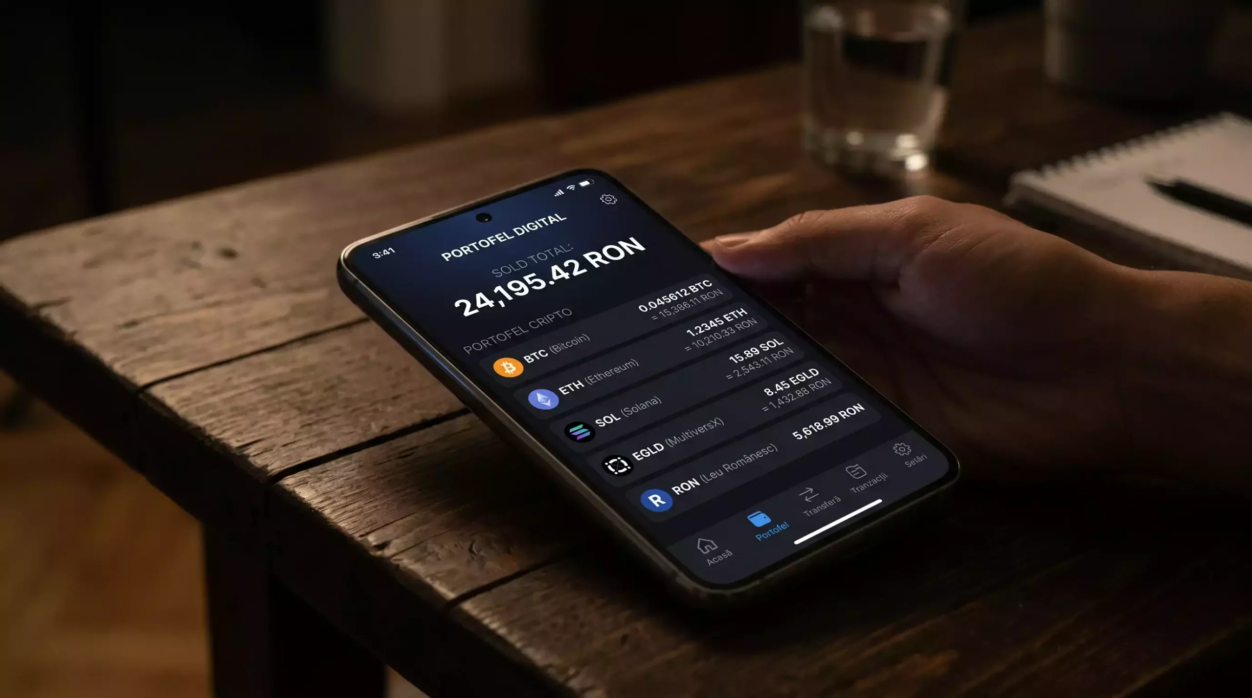 Ecran de telefon cu un portofel digital care arata token-uri crypto si sold in lei romanesti