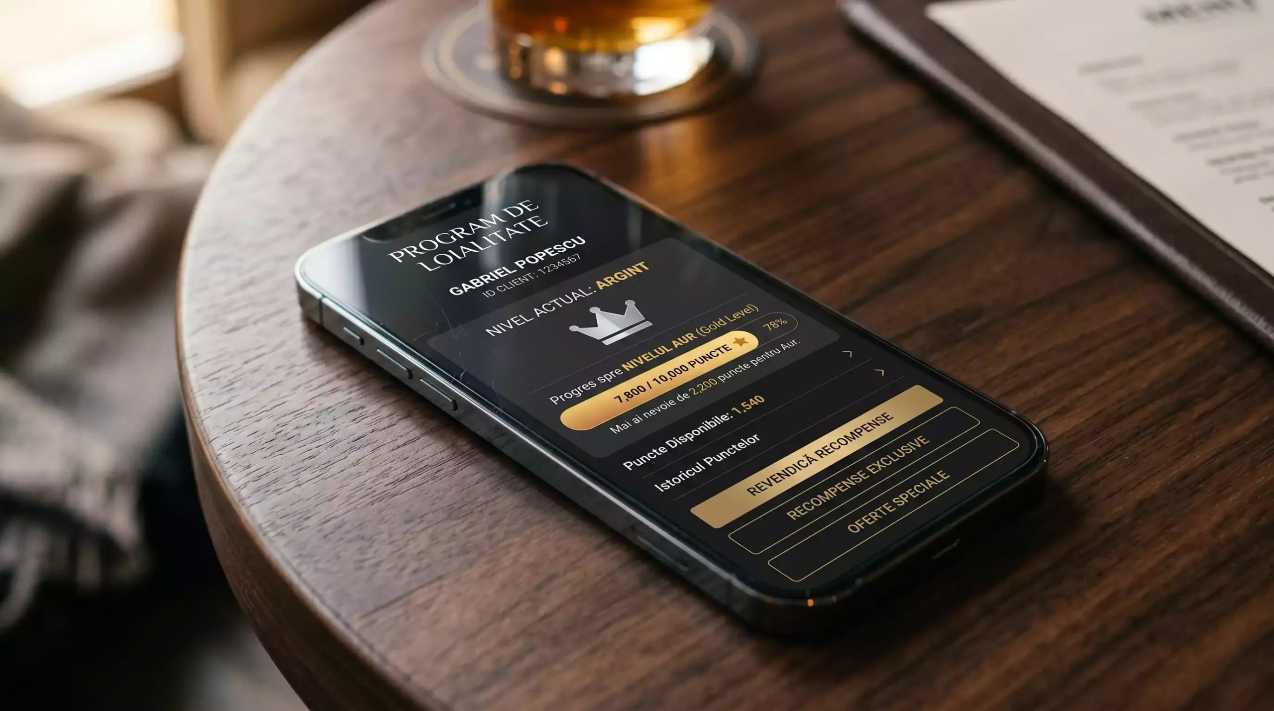 Telefon mobil cu ecranul programului de loialitate al unui portofel electronic pe un birou elegant